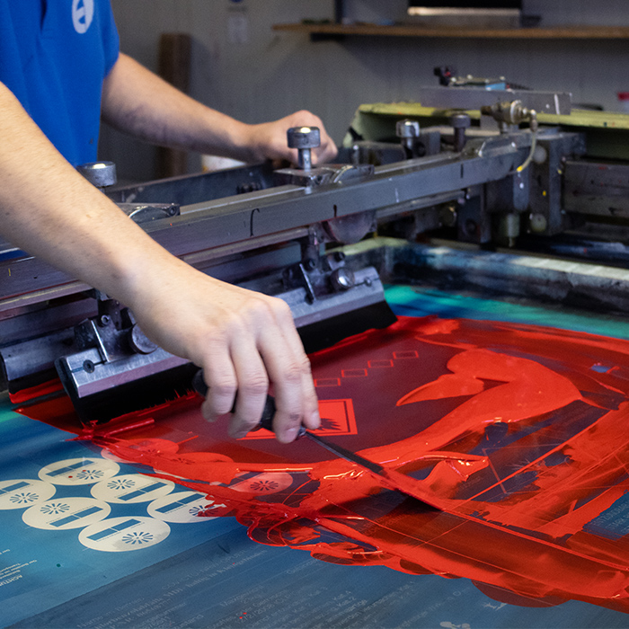 Detailaufnahme des Farbauftrags auf ein Siebdrucksieb