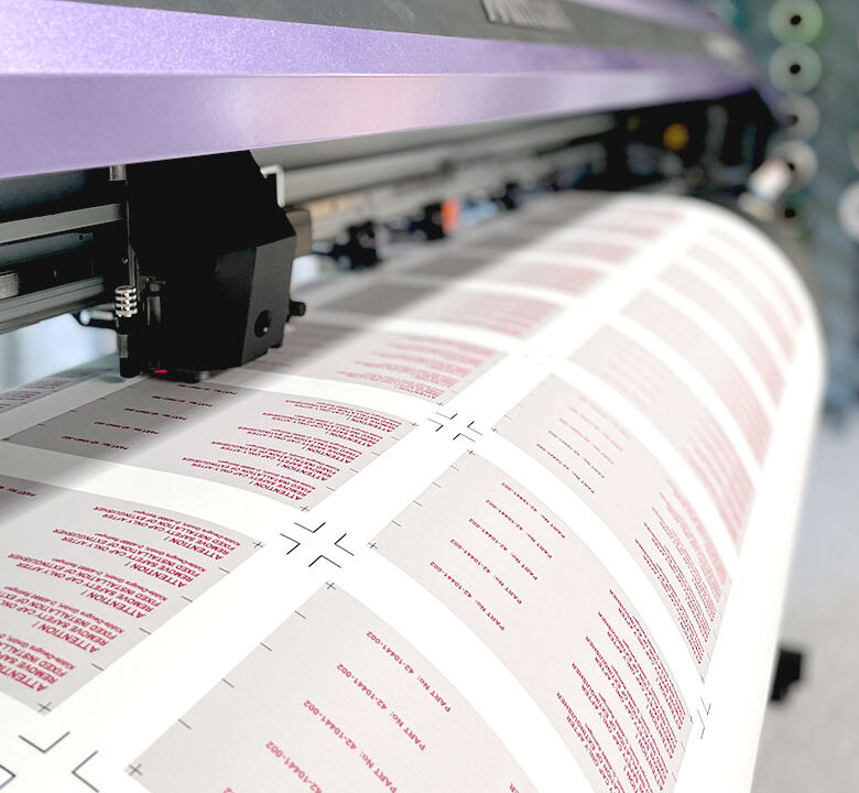 Industrieschild während der Fertigung im Digital- und Foliendruckverfahren