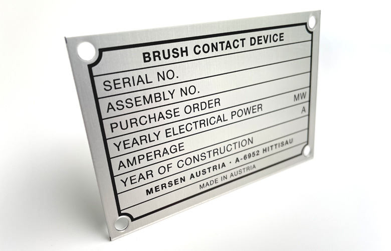 Nahaufnahme eines eloxierten Schilds mit langlebiger Unterdruckbeschriftung