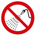 P016	Mit Wasser spritzen verboten