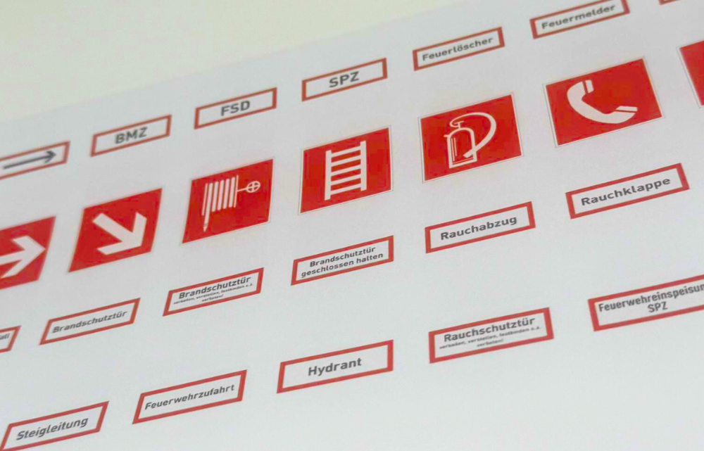 Viele Hundesteuermarken