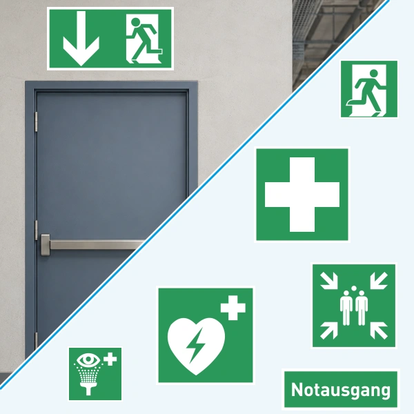Rettungszeichen an einer Notausgangstür und weitere grüne Rettungszeichen