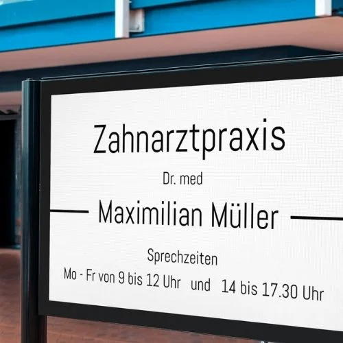 Praxisbeschriftung mit Namen des Arztes und Praxisinformationen