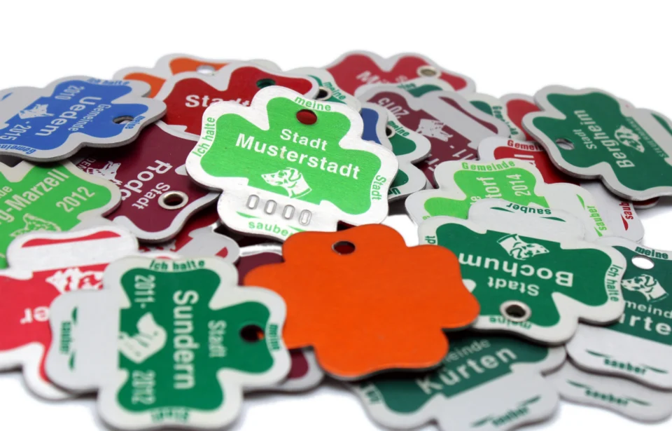 Viele Hundesteuermarken