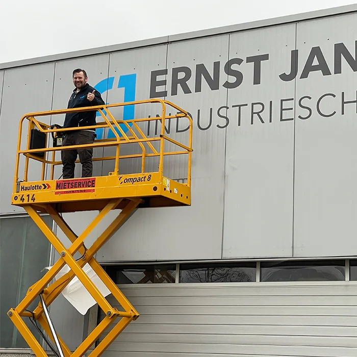 Inhaber Ernst-Mathias Jancke auf einer Hebebühne bei der Arbeit