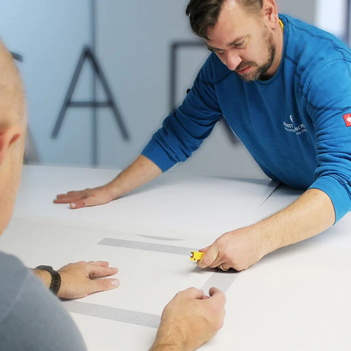 Inhaber Ernst-Mathias Jancke bei der Arbeit in der Firma Industrieschilder Ernst Jancke