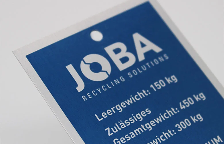 Beispielbild der Fertigung eines Industrieschilds im Siebdruckverfahren