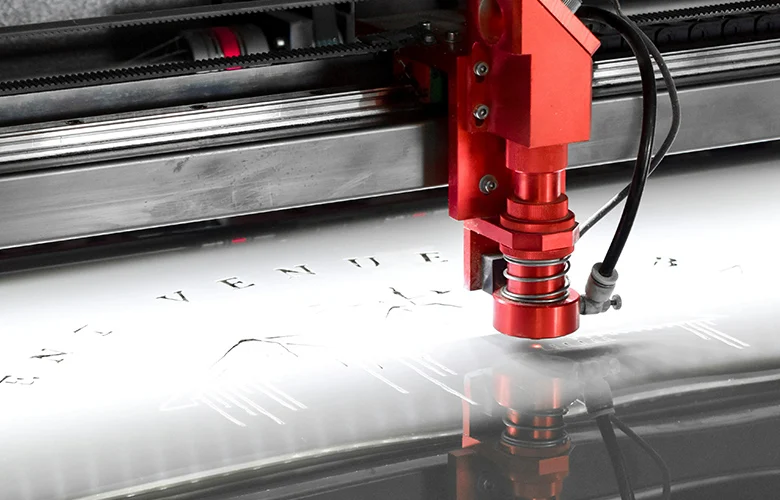 Laserbearbeitung eines Industrieschildes