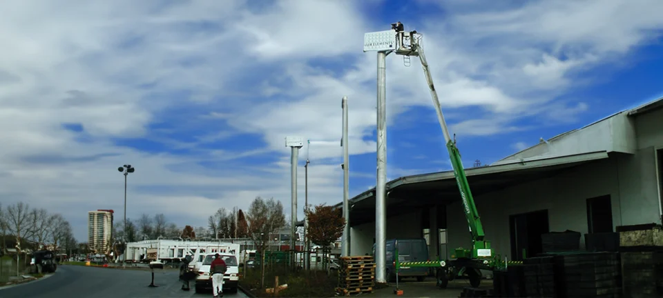 Montage eines Industrieschilds von Ernst Jancke Industrieschilder per Hebebühne bei einem Kunden