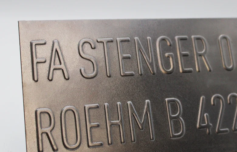Geprägte Beschriftung auf einem Metallschild