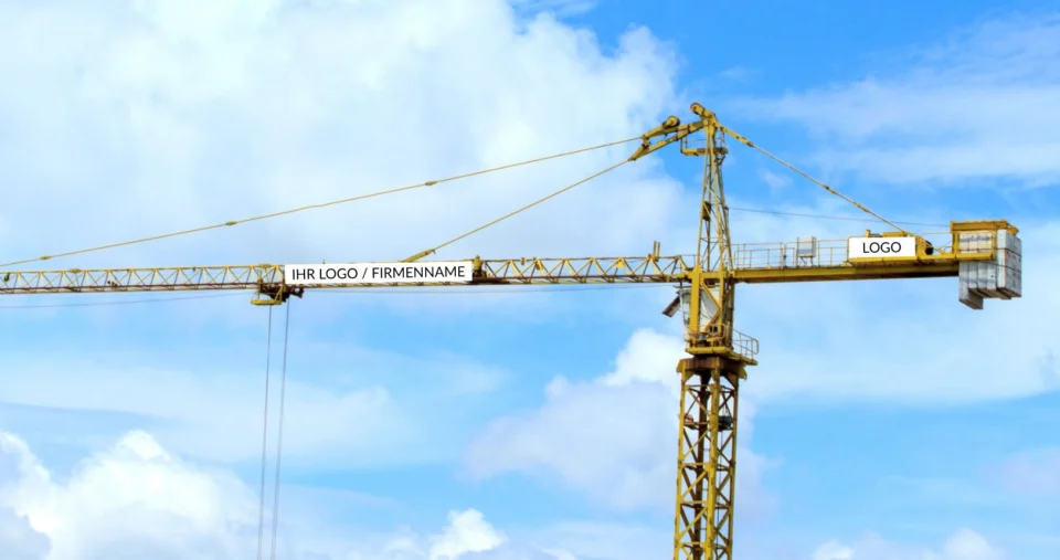 Beschriftung auf einem Kran mit Firmenlogo und Hinweisen