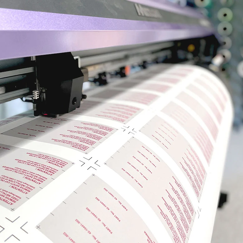 Industrieschild während der Fertigung im Digital- und Foliendruckverfahren