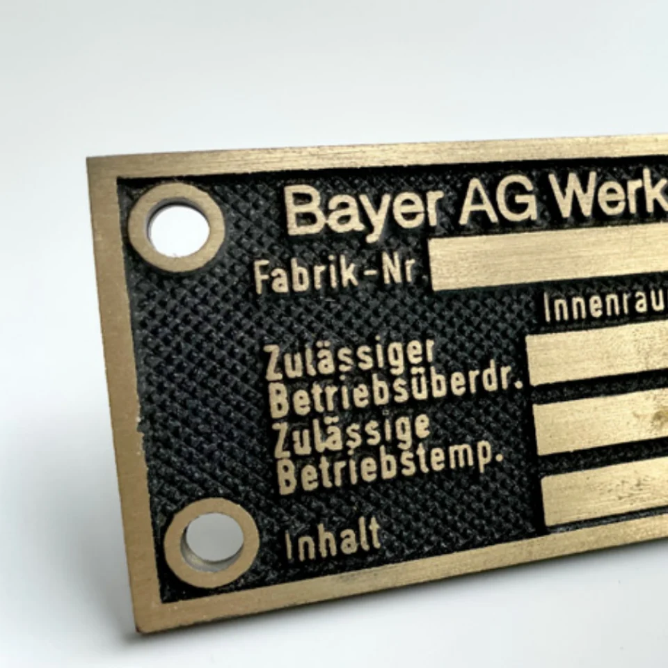 Nahaufnahme eines gegossenen Metallschilds mit erhabener Beschriftung