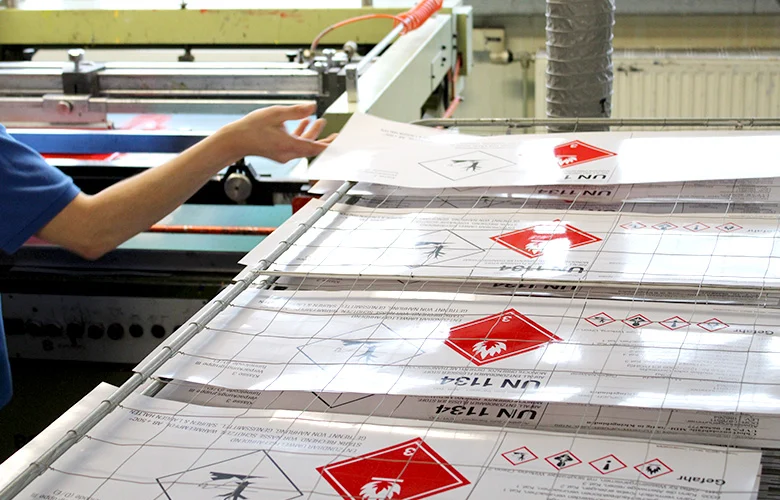 Industrielles Schild mit frisch aufgetragenem Siebdruck